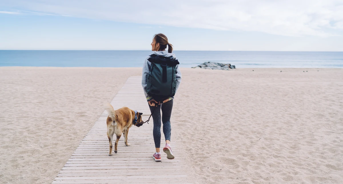 mujer de 40 años jubilada paseando con su perro