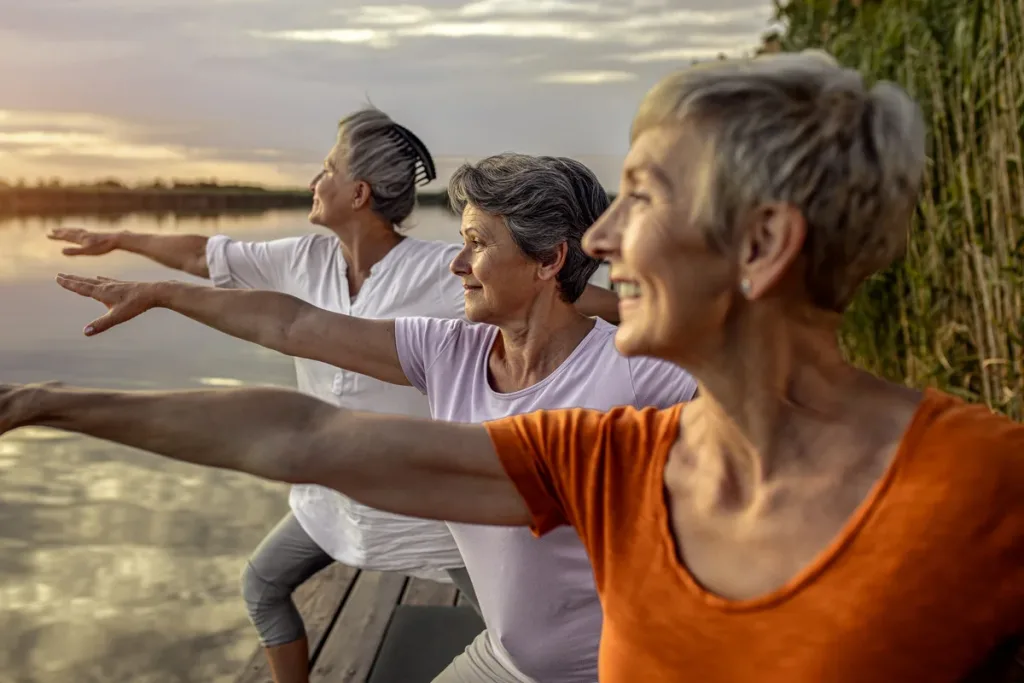 tres mujeres haciendo yoga para lograr un enejecimiento activo