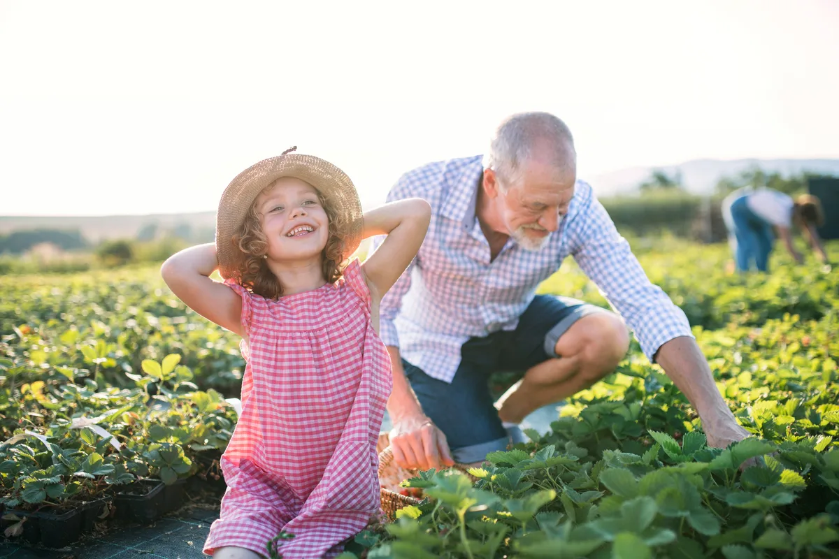 nieta con su abuelo disfrutando en el campo de la jubilación anticipada a los 63 años