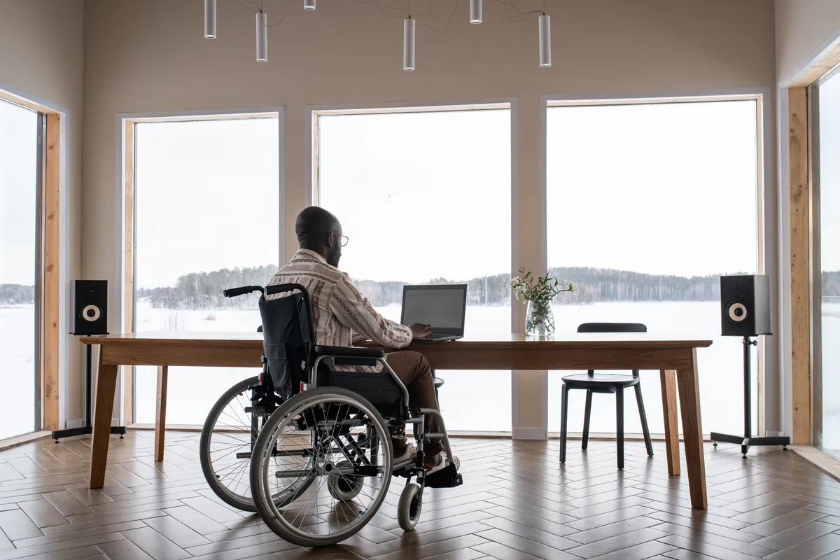 persona en silla de ruedas con incapacidad permanente absoluta