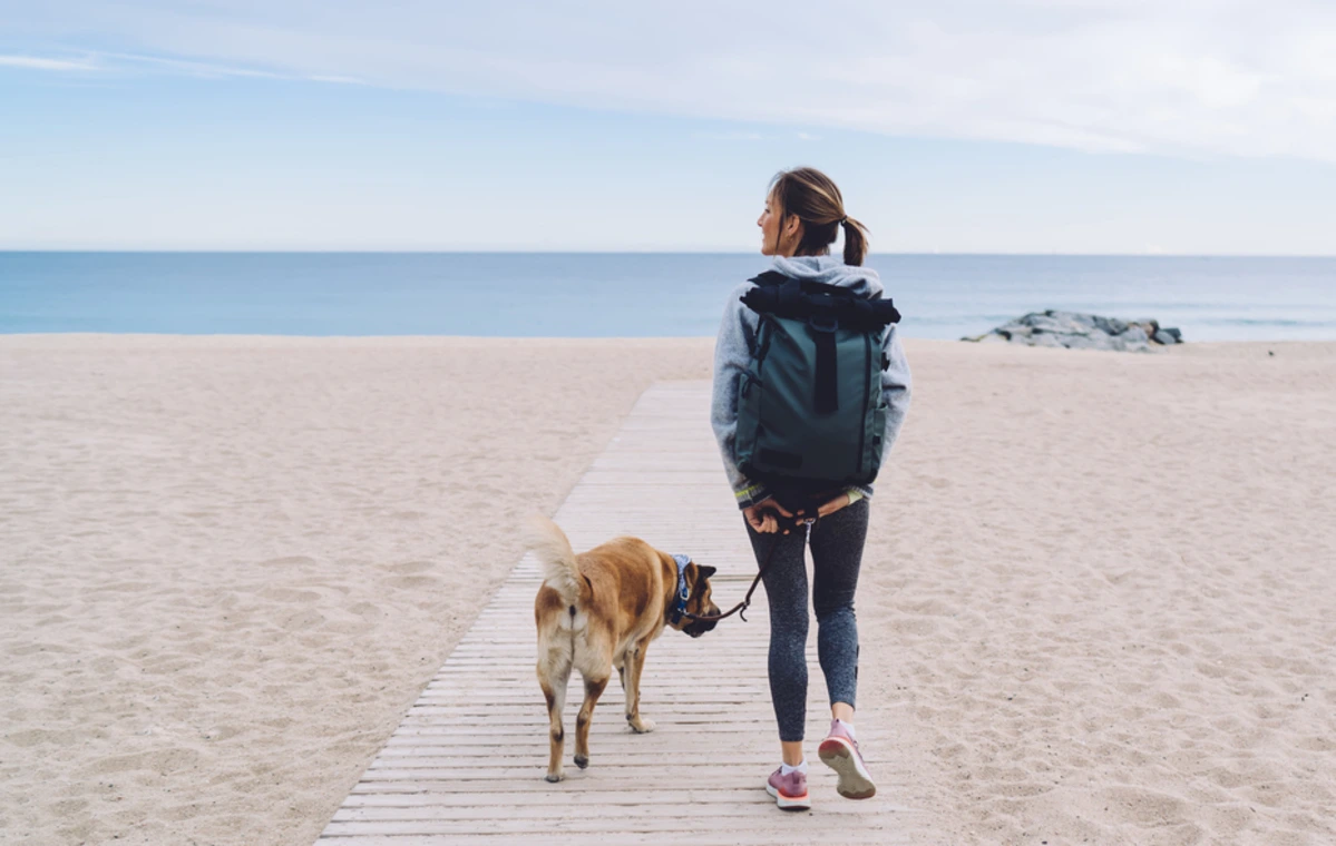 mujer de 40 años jubilada paseando con su perro