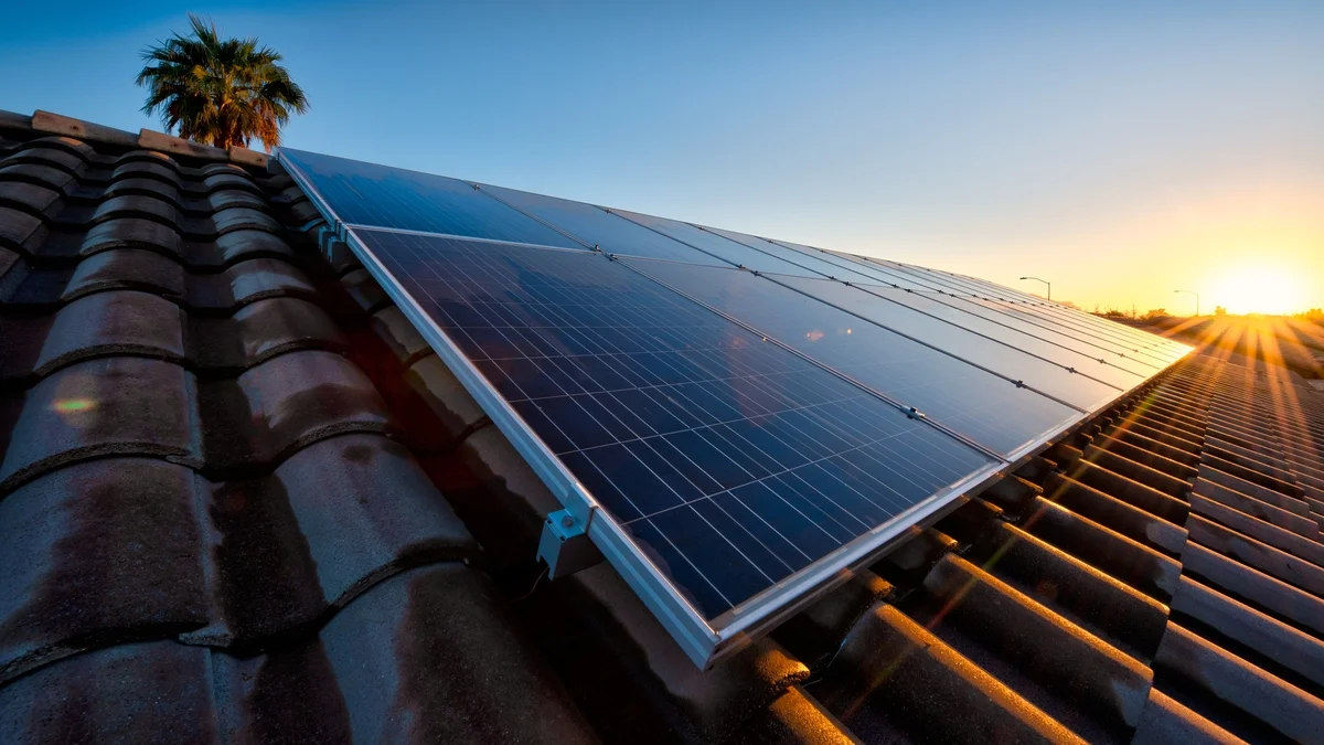 placas solares encima del tejado de una casa donde ahorran dinero gracias a estas