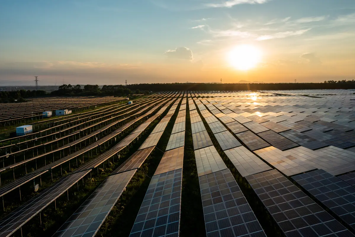 Instalación de paneles solares para renovar la energía solar.