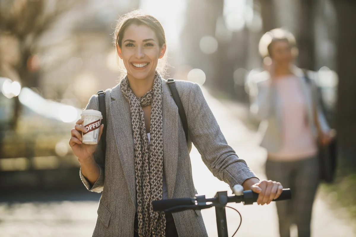 mujer paseando sonriente al ser optimista en la vida