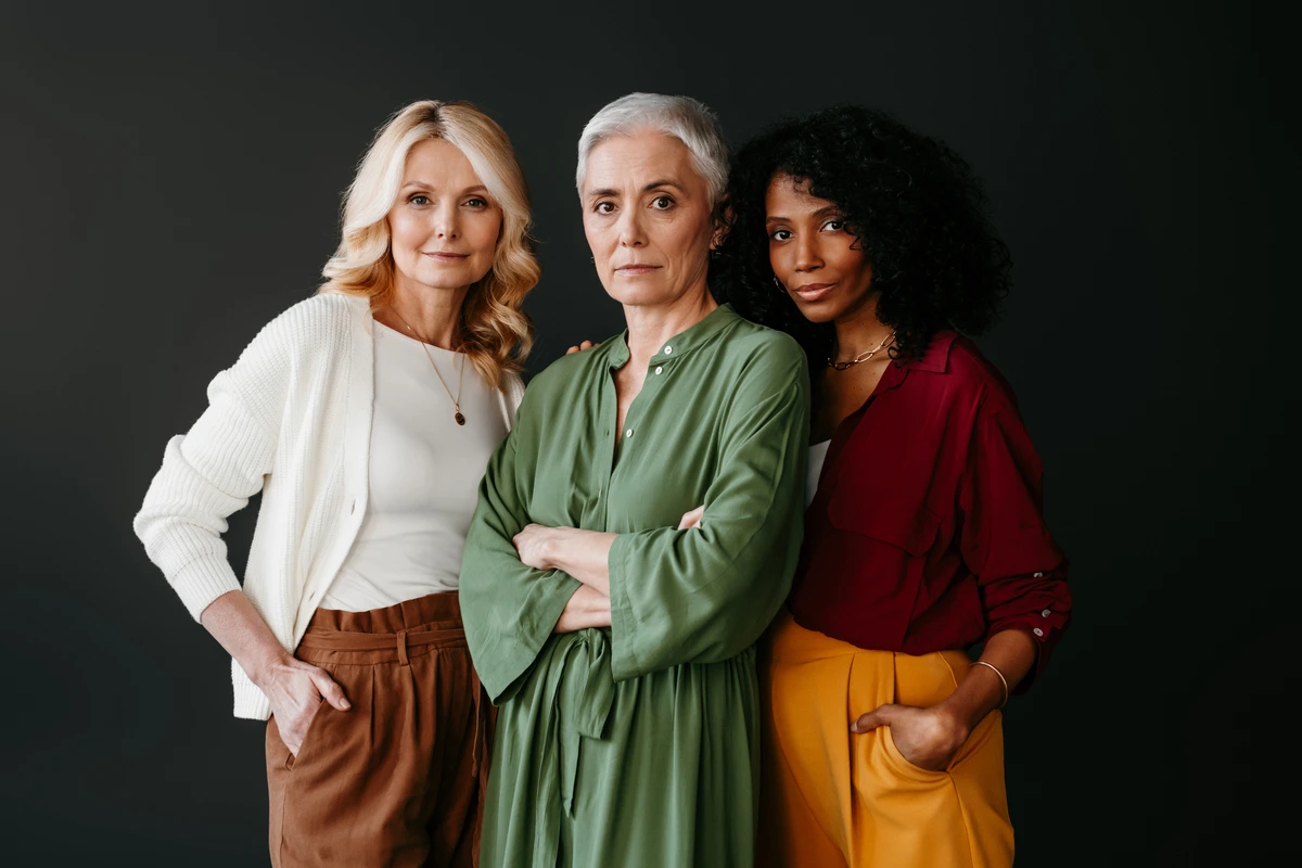 Tres mujeres de diferentes edades posan juntas, representando la brecha de género.